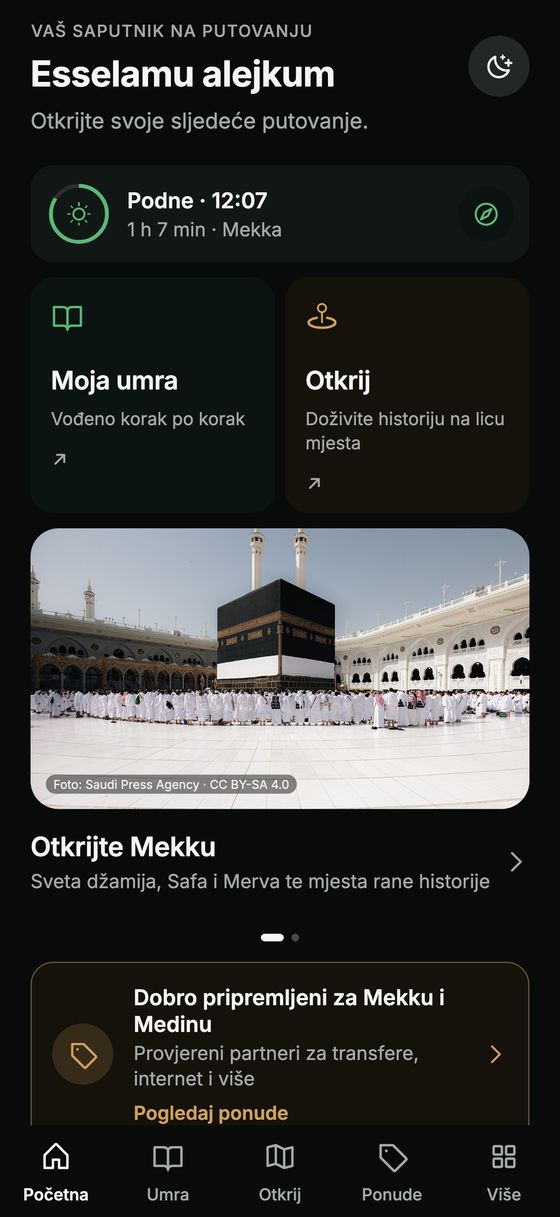 Početni ekran aplikacije Hijaza s vremenom namaza, „Moja umra“ i „Otkrij“