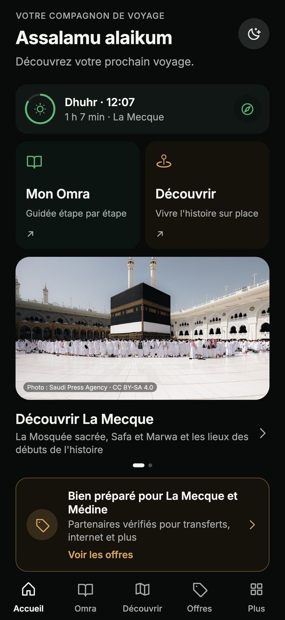 Écran d'accueil de l'app Hijaza avec l'heure de prière, « Mon Omra » et « Découvrir »