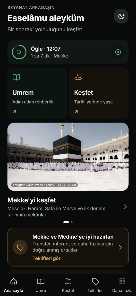Hijaza uygulamasının namaz vakti, "Umrem" ve "Keşfet" bölümlerini gösteren ana ekranı